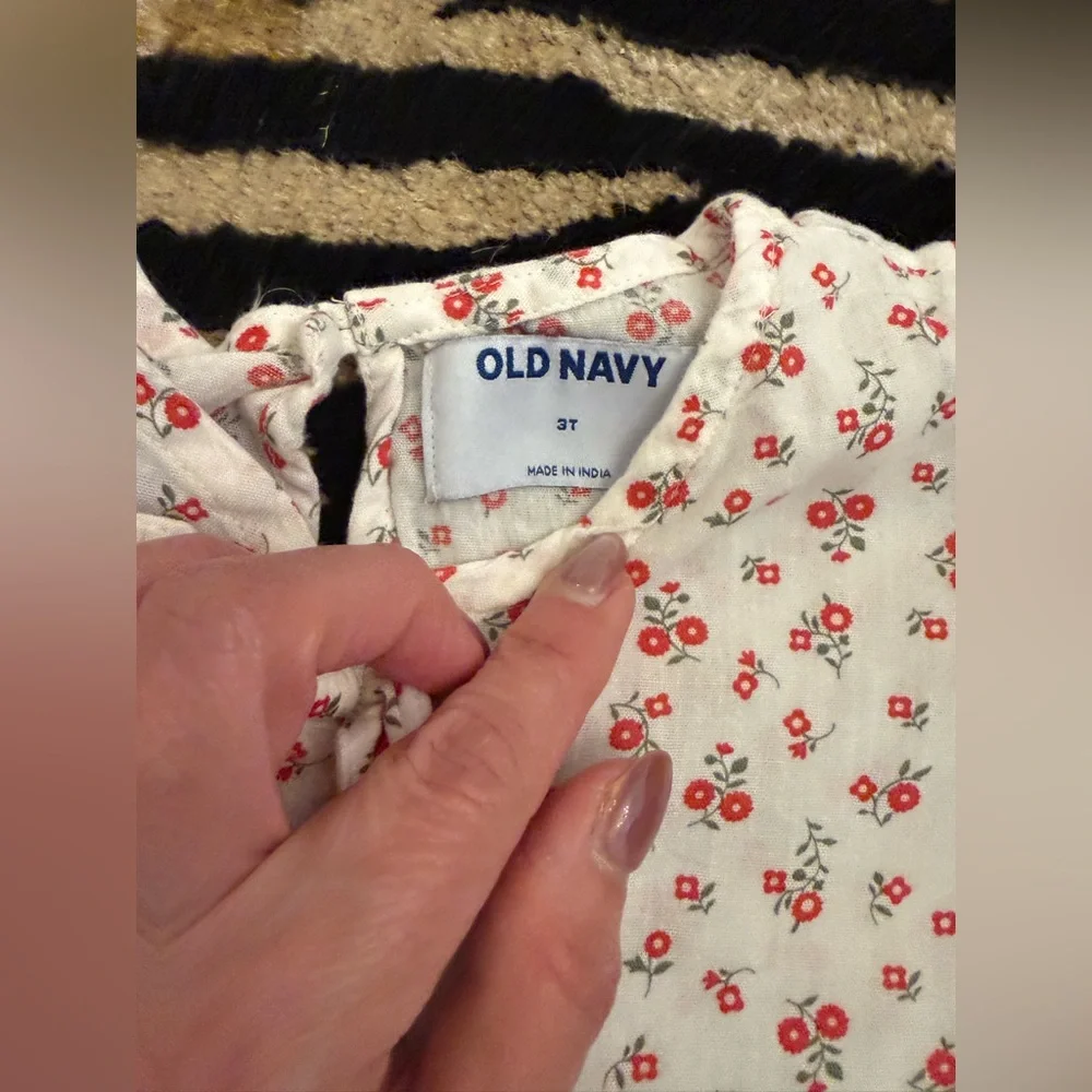 Old Navy Short-Sleeve Ruffled Bow Top for Toddler Girls 3T Gently worn - Picture 3 of 6